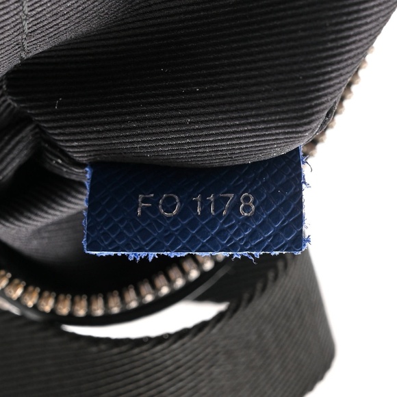 authentic LOUIS VUITTON Taiga Outdoor Messenger - Picture 6 of 13